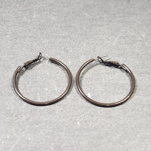 Orecchini a cerchio smaltati pendenti marroni anni 80 metà secolo modernisti boho traforati 1,5" - Foto 5 di 9