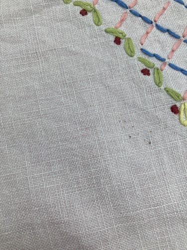 Vintage Floral Embroidered Table Cloth 1950’s - Picture 6 of 6