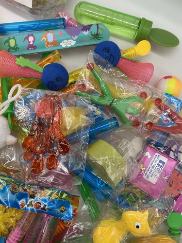 Riesige Menge 300+ verschiedene Spielzeug Klasse/Party Gastgeschenke für Kinder plus Luftballons in großen Mengen - Bild 4 von 16