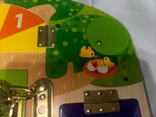 Battat Education Knock-Knock Who's Inside? Lock & Latch Board Holzpuzzle - Bild 4 von 5
