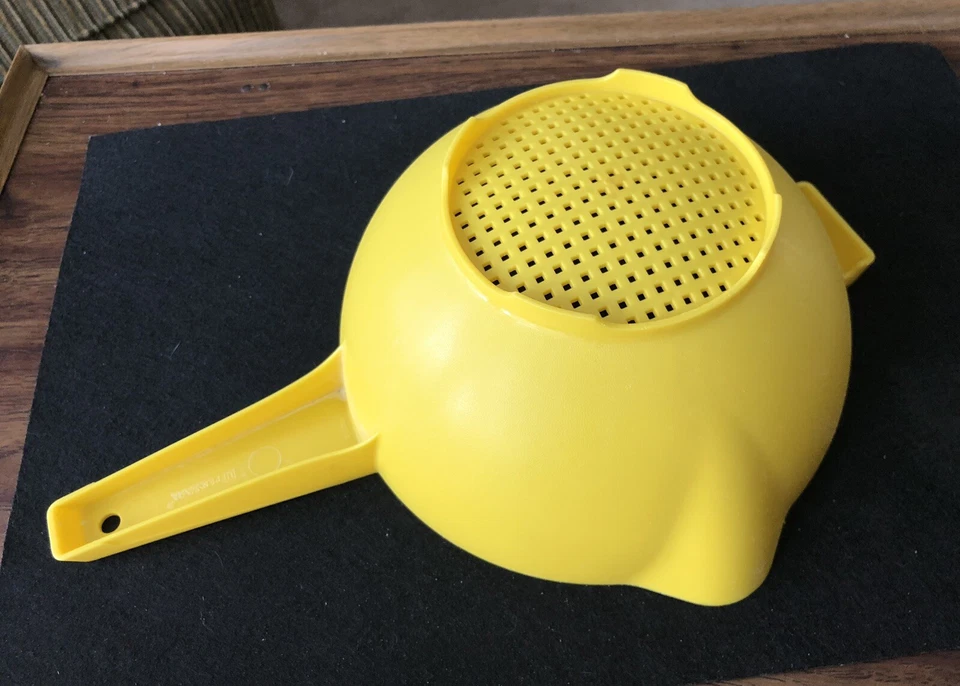 Colino colino Tupperware giallo 2 quarti 1523 doppio beccuccio 14" x 8,25" - vintage - Immagine 2 di 4