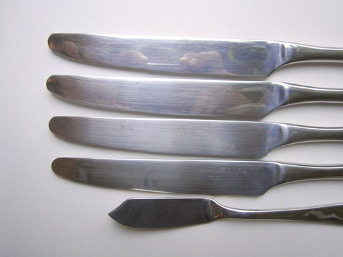 ROBERT WELCH "AMMONITE BRIGHT" STAINLESS CHINA - 1 BUTTER & 4 DINNER KNIVES GUC - Picture 2 of 6