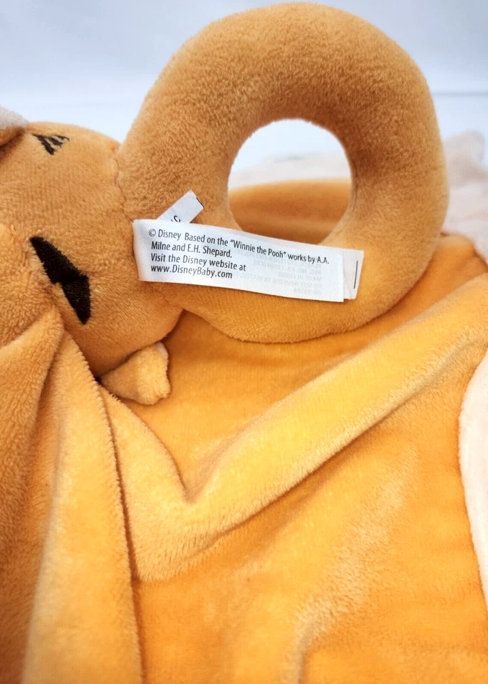 Cobertor de segurança Tigger Lovey com anel de chocalho 13 x 13 Disney - Imagem 3 de 4