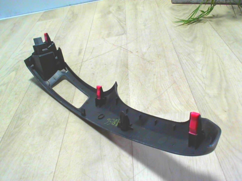 Bouton de warning TOYOTA YARIS 2 PHASE 1 Essence /R:38762586 - Photo 2/5
