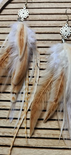 Elegantes Pendientes Pluma Beige y Blanco con Acentos Florales - Joyería Bohemia - Imagen 8 de 15