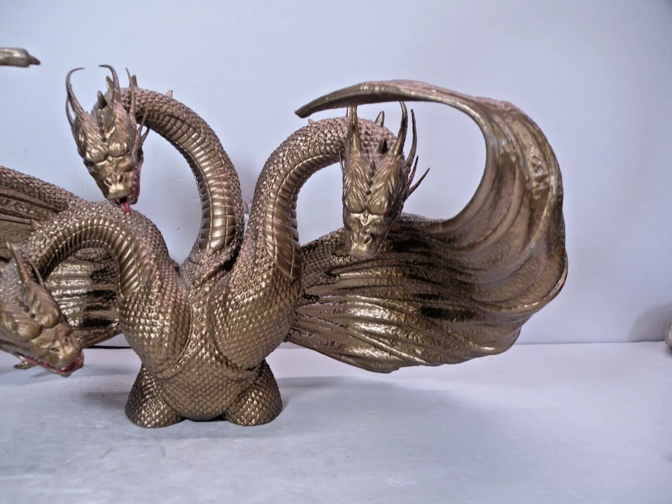 Banco de monedas de plástico tono dorado KING GHIDORAH Godzilla Toho Diamond Select Foto 4 de 4
