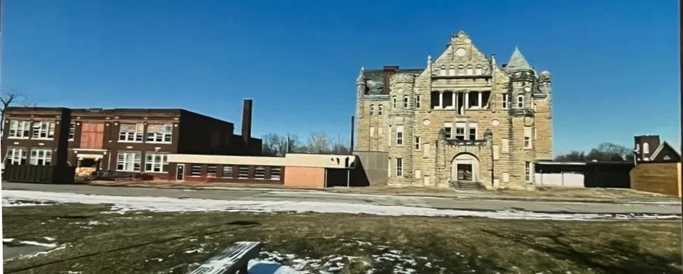 HISTORICAL HIGH SCHOOL IN DALLAS, ILLINOIS 5 BUILDINGS WITH VERY LARGE LAND - Image 2 of 4