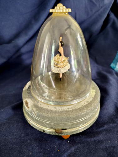 M VINTAGE 1950S DANCING GIRL MUSIC BOX WITH PLASTIC DOME - Picture 4 of 10