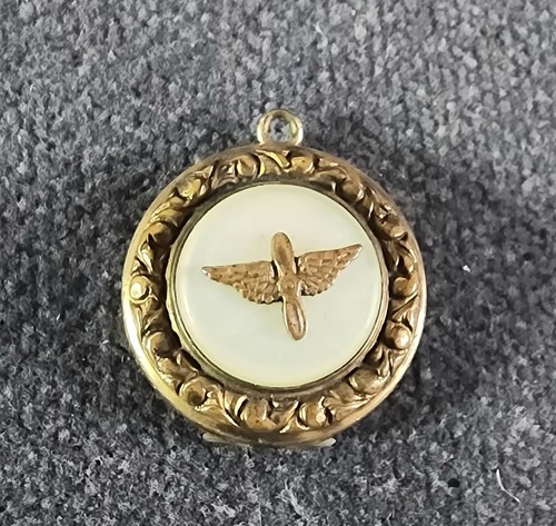 WWII US Army Air Corps Sweetheart Pilot Wings MOP Locket Pendant Vintage  - Picture 1 of 5