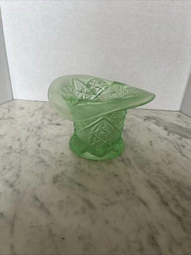 Fenton Uranium glass daisey and button design top hat