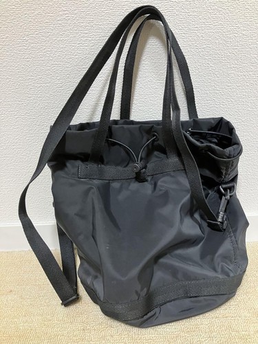 Uniqlo Sac Seau Gris Foncé/Noir mode Nylon Occasion, Sangle Réglable, 2023
