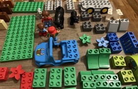 2015 LEGO DUPLO SET #10584 FOREST PARK 104 Pieces 3 Figures 8 Animals Retired