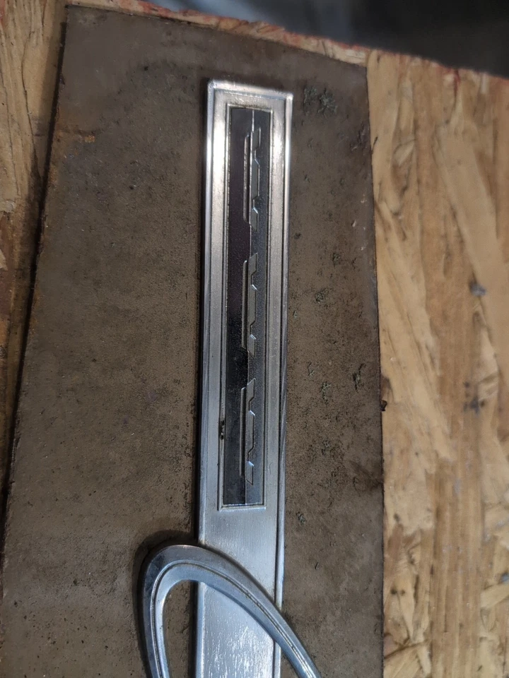 Chrysler Newport 1965 insignia emblema New Yorker 300 Foto 4 de 4