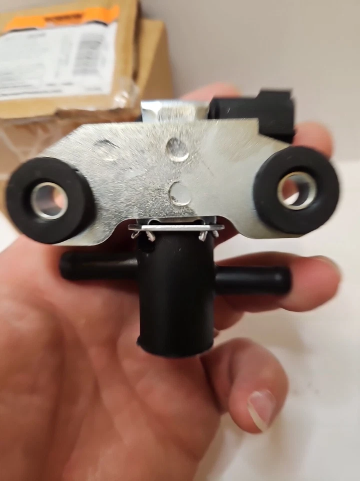 Solenoide de ventilación de bote de vapor 911-509 Dorman para Nissan Altima Rogue Sentra QX60 Foto 3 de 3