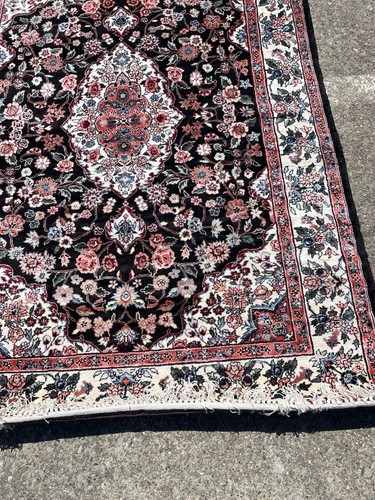 Hand-Woven Wool and Silk Area Rug w/ Medallion Design 4' x 6' - Picture 14 of 15
