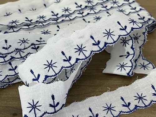 Vintage White & Navy Embroidered Cotton Lace Trim. 25mm X 9 Metres - Picture 2 of 6