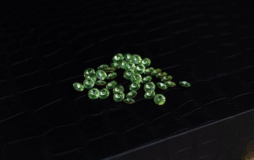 6 Swarovski RIVOLI Vintage NEW Uranium Peridot SS29 ROUND Crystal Rhinestones - Bild 9 von 12