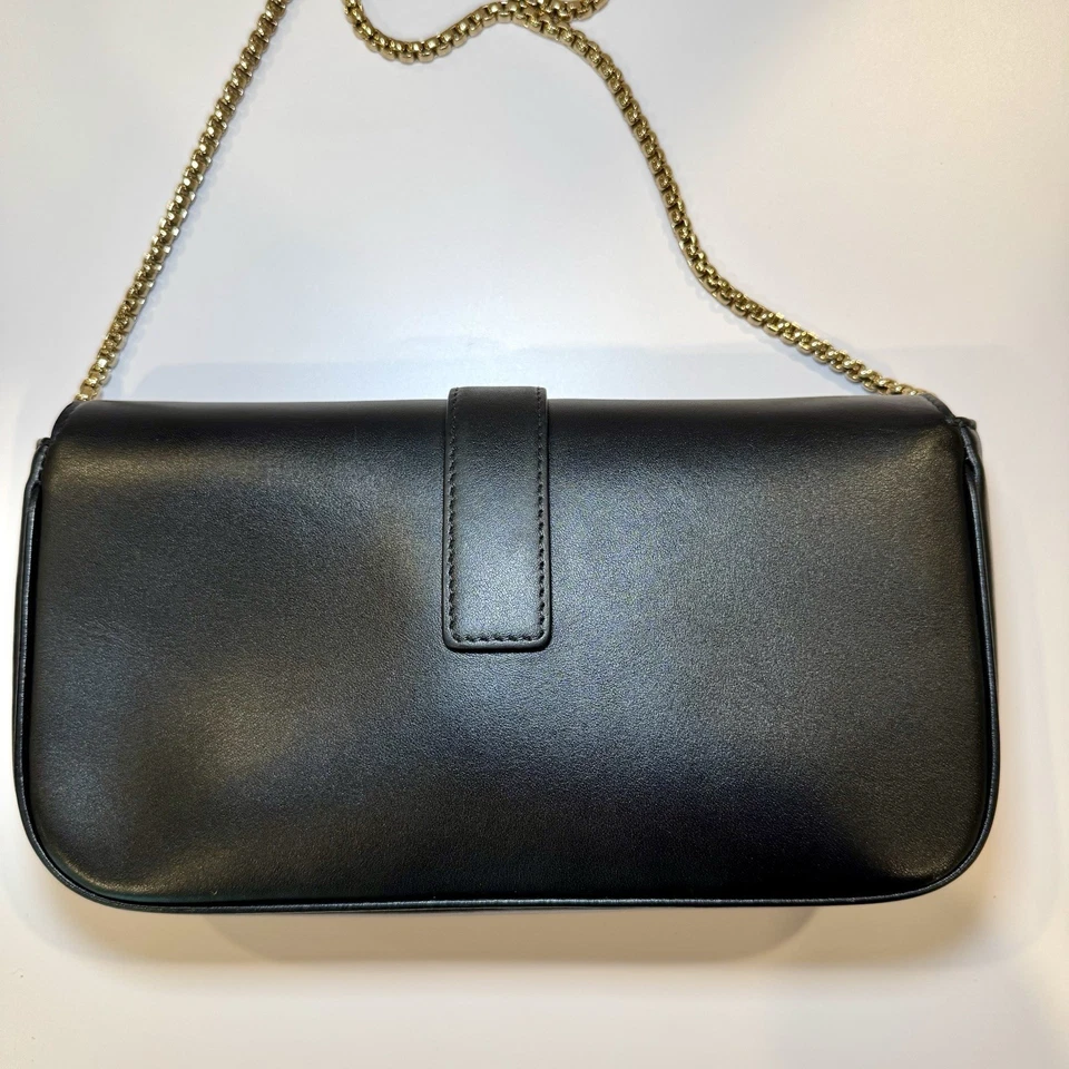 Mini bolso bandolera Salvatore Ferragamo Gancini en piel de becerro negra con cadena dorada Foto 3 de 4