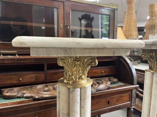 Coppia di colonne/piedistalli Jardinières in marmo bianco di Siena scanalati e ormalu - Foto 3 di 12