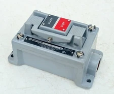 ALLEN BRADLEY PUSH BUTTON SWITCH START STOP - 800H-1HZX7 & 800H-NP15, NEVER USED