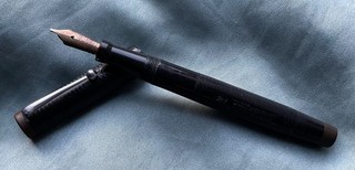 BEAUTIFUL VINTAGE “SWAN” LEVERLESS PEN BLACK BROAD 14CT No2 NIB 1935 ENG