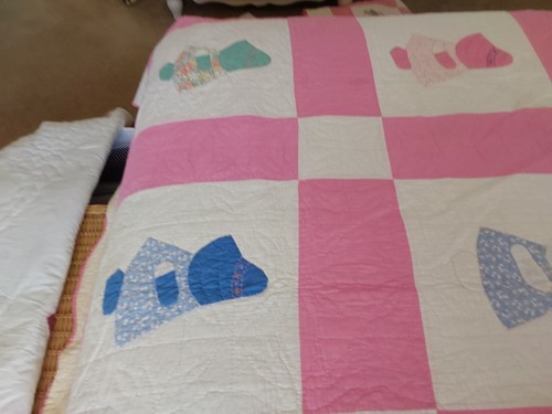 Special Antique "Dutch Girl" Handsewn Quilt. 74X90in - Picture 9 of 9