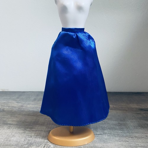 Barbie gonna lunga in raso blu - Foto 2 di 6