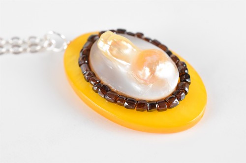 20" Bright Yellow Mother of Pearl & White Blister Pearl Pendant Necklace - Picture 13 of 16