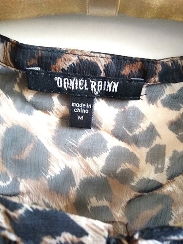 Blusa transparente con estampado animal de leopardo Daniel Rainn con camisa negra talla M - Imagen 5 de 6
