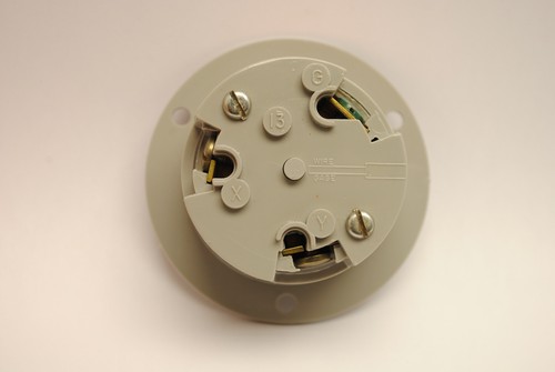 P & S Cat.# 70920-FO NEMA L9-20 Locking Flanged Outlet 20Amp-600V 2-Pole 3-Wire - Picture 3 of 6