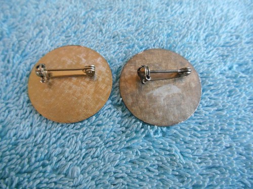 SAMMLUNG VON 7 VINTAGE GÄNSEBLÜMCHEN MÄDCHEN SCOUT PINS - Bild 12 von 18