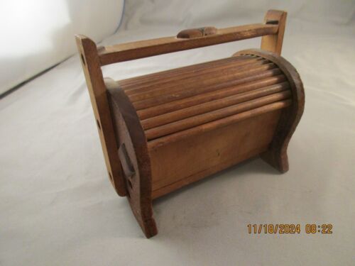 Portafilo da cucire in legno 3 bobine 4 1/2” con piano Tambour usato buone condizioni - Foto 5 di 11