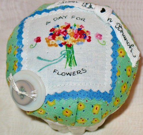 Susan Branch PIN CUSHION ~ A DAY FOR FLOWERS ~ Cupcake Shape ~ Rare! - Picture 2 of 6