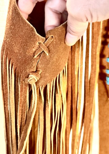 GILET VINTAGE IN PELLE SCAMOSCIATA CON FRANGE E PERLINE, HIPPY ANNI 60, BOHO, WESTERN, USATO IN OTTIME CONDIZIONI - Foto 11 di 16