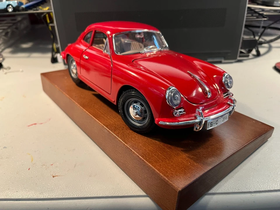 Porsche 356B Burago 1961 cupé rojo escala 1/18 coche de metal fundido solo sobre base de madera. Foto 4 de 4