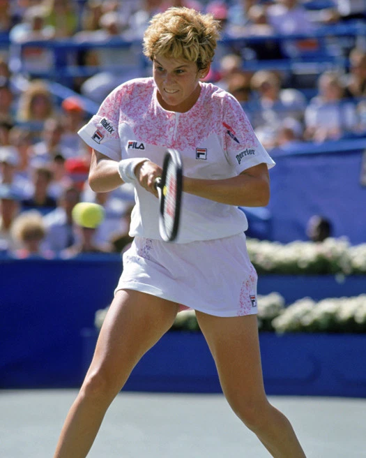 Tennis, Wimbledon 2002, Second Round. Monica Seles fires back a return