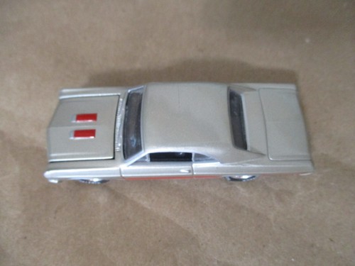 Johnny Lightning 1967 Buick GS 340 in Champagne Mist 1:64 Diecast Rubber Tires - 第 6/6 張圖片