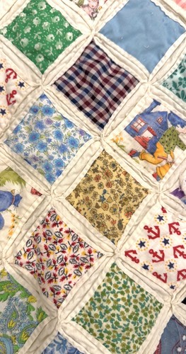 Vintage 1975 handgenäht Kathedrale Fenster Patch Quilt Decke Bettwäsche 76” x 89” - Bild 11 von 12