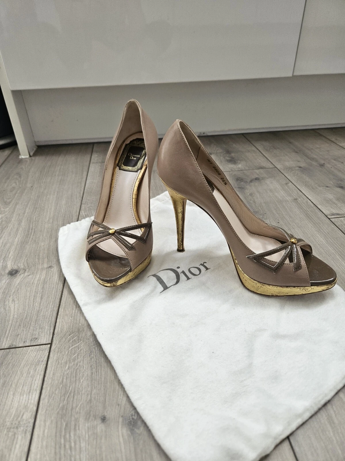 Escarpins à bout ouvert Christian Dior, beige/or, taille 36,5 Dior. 