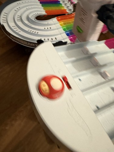 Hot Wheels Mario Kart Rainbow Road Raceway Set mit 4 Autos im Maßstab 1:64 - komplett - Bild 8 von 11