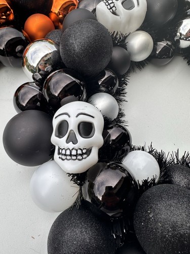 Hyde & EEK! Corona Teschio Halloween - Disegno Ornamento Nero, Argento e Bianco - 16" - Foto 2 di 3