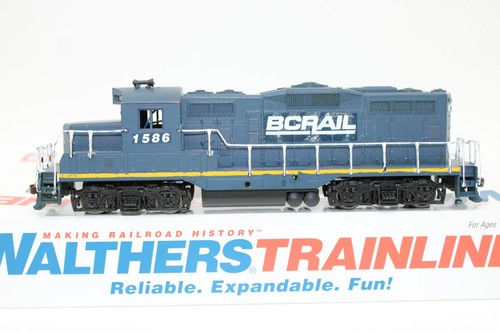 Walthers HO Scale BC Rail EMD GP9M Diesel Locomotive #1586 - Picture 2 of 13
