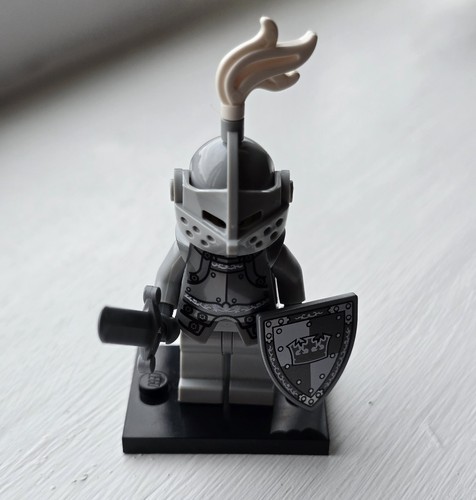 LEGO Series 9 Heroic Knight Minifigure col132 71000 CMF Castle Complete - Picture 3 of 3