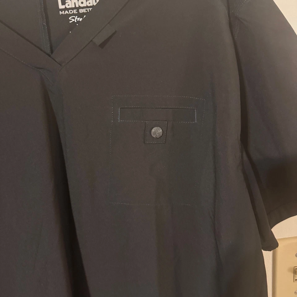 Blusa Médica Landau Para Hombres Negra Elastizada Cuello en V XXL Hecha en Egipto Foto 2 de 4