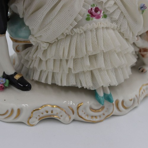 Dresden Germany Spitzenfigur Mann & Frau Blumen Rüschenkleid & Hund - Bild 5 von 16