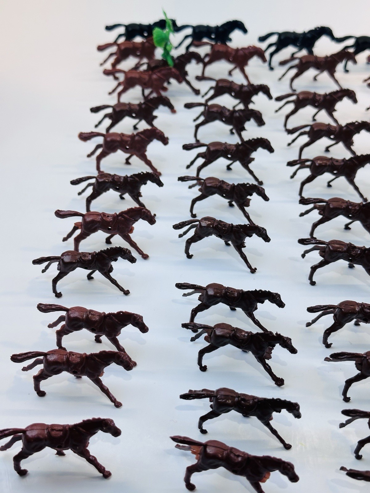 Mixed Lot of Vintage Gee Whiz Cowboys & Indians w/ Horses 100+ Miniature Figures