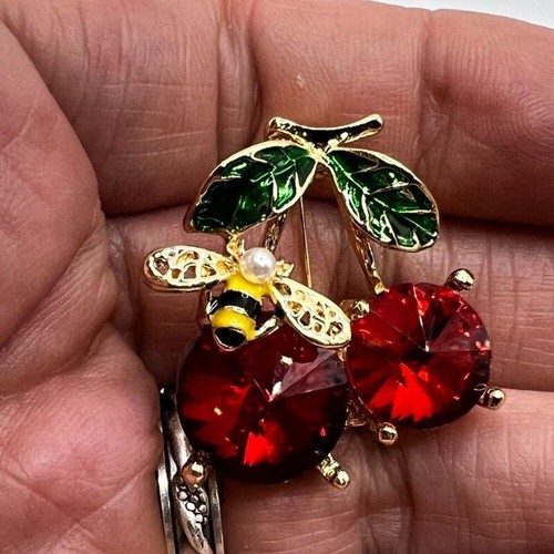 CHERRIES BROOCH Pin Bee Cherry Red Rhinestone Enamel Costume Jewelry - Bild 2 von 7