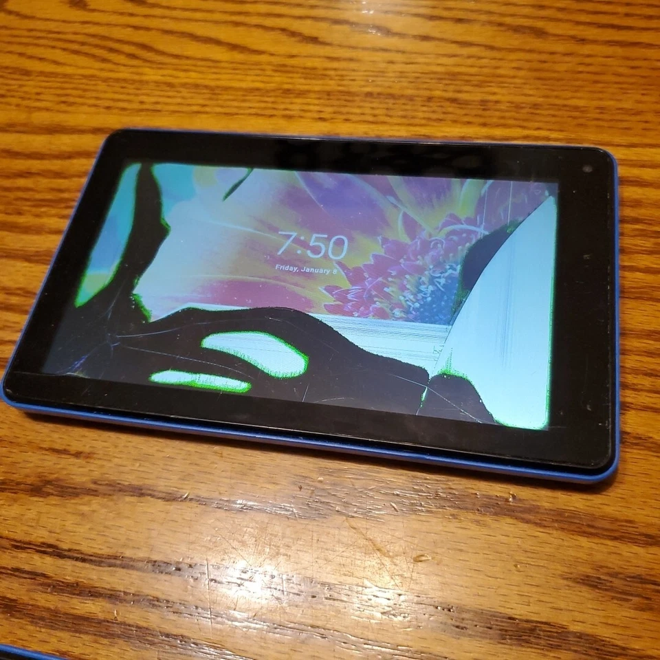 Lote de 2 Tablets RCA Voyager 7”, Preto e Azul Ambos Ligam Um W Tela Danificada - Imagem 3 de 4