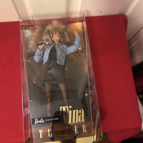 NUEVA Muñeca Tina Turner de la Serie de Música Signature 2022. Mic is at Tina's Feet. - Imagen 3 de 5
