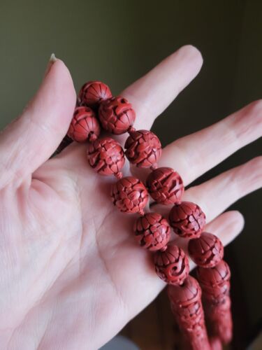 Collana di perle cinesi vintage intagliate cinabro rosso con chiusura sterling annodata 30" - Foto 8 di 9